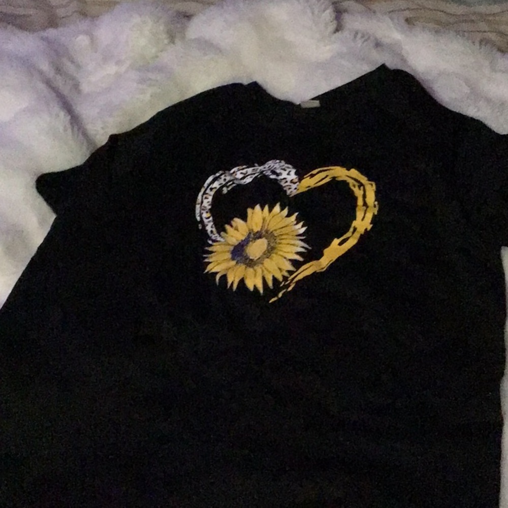 Black heart flower T-shirt